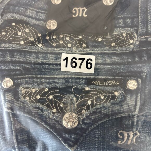 Miss Me Capri Jeans Rhinestone Leaves Distressed Medium Wash Women’s Size 29 - Picture 11 of 11